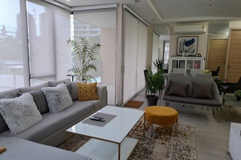 Condo in Bangkok, Thailand, 2 bedrooms  № 143067 - photo 1