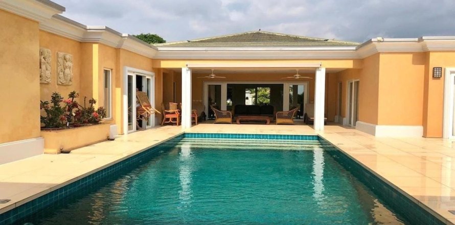 House in Pattaya, Thailand 4 bedrooms № 157470