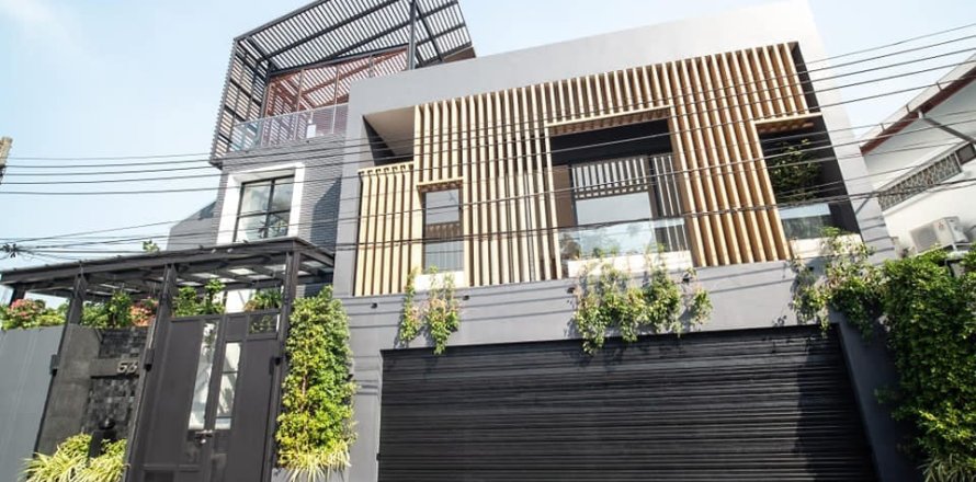 House in Bangkok, Thailand 6 bedrooms № 157474