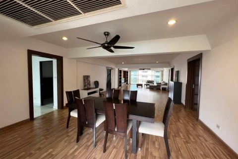 Condo in Bangkok, Thailand, 3 bedrooms  № 157475 - photo 4