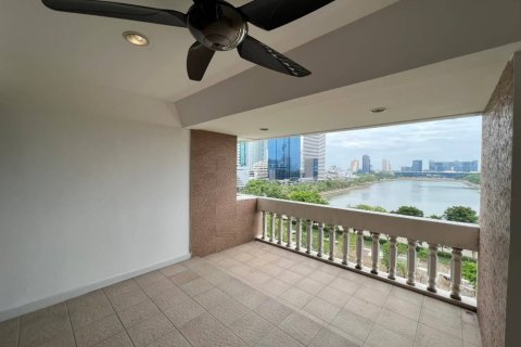Condo in Bangkok, Thailand, 3 bedrooms  № 157475 - photo 14