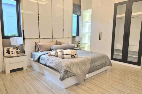 Villa in Pattaya, Thailand 4 bedrooms № 136734 - photo 16