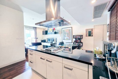 Condo in Bangkok, Thailand, 2 bedrooms  № 117120 - photo 8
