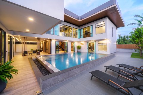 Villa in Pattaya, Thailand 6 bedrooms № 134159 - photo 2