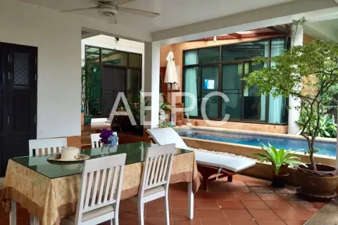 House in Pattaya, Thailand 4 bedrooms № 211998