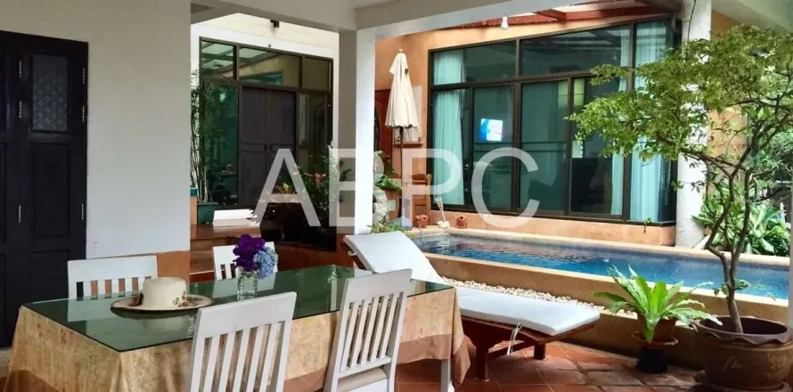 Casa de 4 dormitorios en Pattaya, Tailandia № 211998
