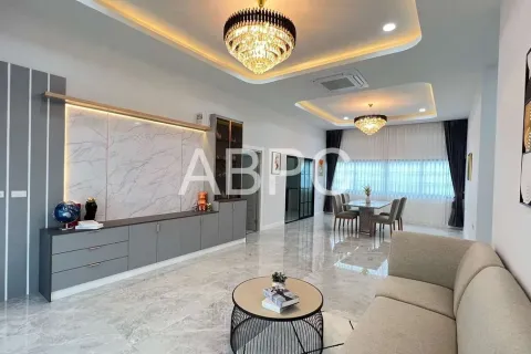 Casa de 4 dormitorios en Pattaya, Tailandia № 211996 - foto 13