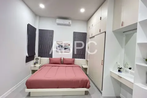 Casa de 4 dormitorios en Pattaya, Tailandia № 211996 - foto 12