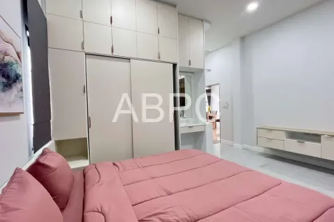 Casa de 4 dormitorios en Pattaya, Tailandia № 211996 - foto 4
