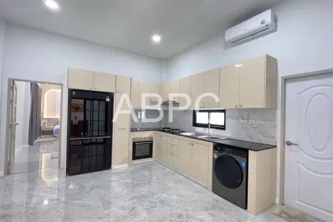 Casa de 4 dormitorios en Pattaya, Tailandia № 211996 - foto 9