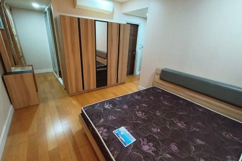 Кондоминиум с 3 спальнями в Кхлонг Сане, Бангкок, Таиланд № 137029 - фото 11