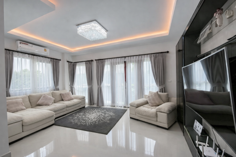 House in Bang Kaeo, Thailand 4 bedrooms № 168993 - photo 1