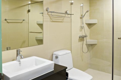 Condo in Huai Khwang, Bangkok, Thailand, 2 bedrooms  № 136650 - photo 12