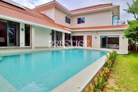 House in Pattaya, Thailand 4 bedrooms № 197519