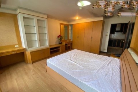 Condo in Bangkok, Thailand, 2 bedrooms  № 157736 - photo 9