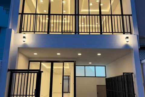 Таунхаус в Паттайе, Таиланд с 4 спальнями  № 153951 - фото 1