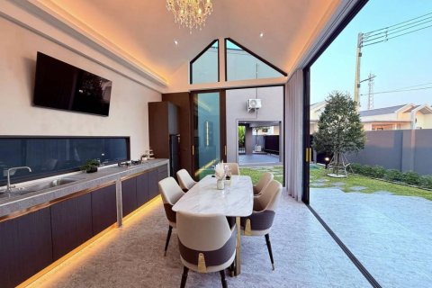 Villa in Bang Lamung, Thailand 4 bedrooms № 153949 - photo 8