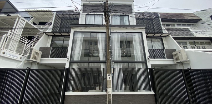 Townhouse in Watthana, Bangkok, Thailand 3 bedrooms № 161275
