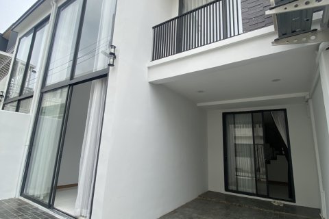 Townhouse in Watthana, Bangkok, Thailand 3 bedrooms № 161275 - photo 2
