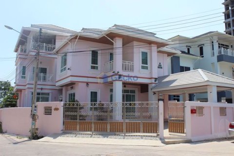 House in Pattaya, Thailand 6 bedrooms № 197323 - photo 15