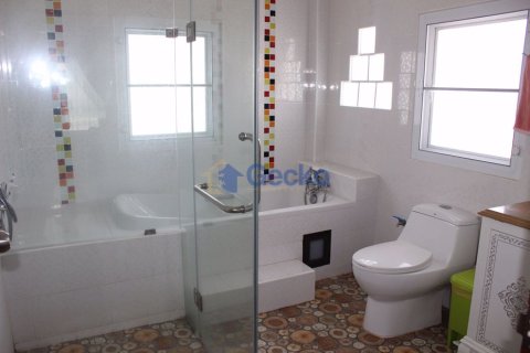 House in Pattaya, Thailand 6 bedrooms № 197323 - photo 12