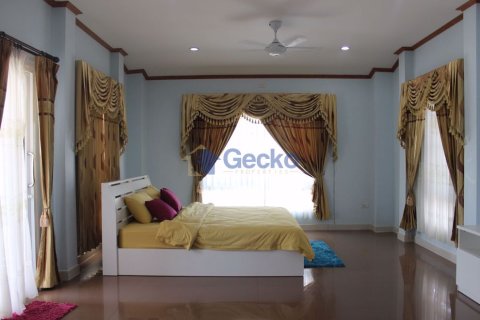 House in Pattaya, Thailand 6 bedrooms № 197323 - photo 11