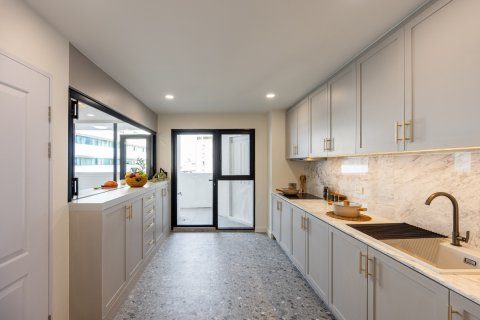 Condo in Bangkok, Thailand, 3 bedrooms  № 161468 - photo 10