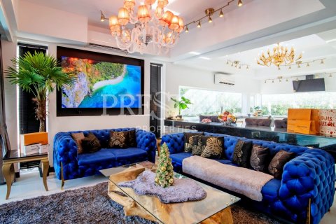 House in Pattaya, Thailand 8 bedrooms № 199876 - photo 2