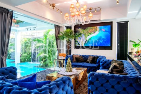 House in Pattaya, Thailand 8 bedrooms № 199876 - photo 3