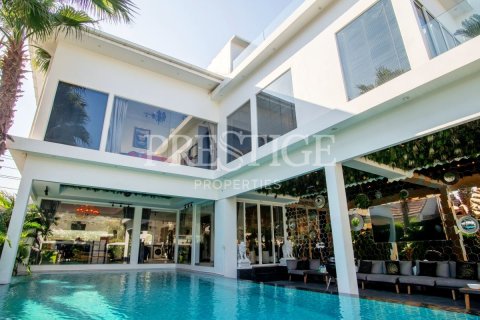 House in Pattaya, Thailand 8 bedrooms № 199876