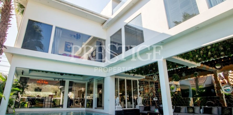 House in Pattaya, Thailand 8 bedrooms № 199876