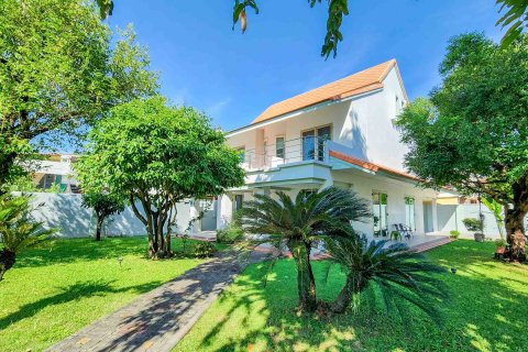 House in Chiang Mai, Thailand 4 bedrooms № 154549 - photo 1