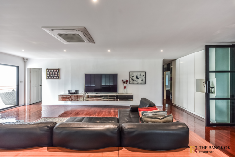 Condo in Bangkok, Thailand, 2 bedrooms № 184368 - photo 1