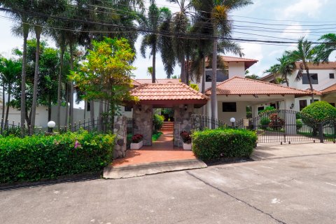 Дом в Банг Ламунге, Таиланд с 5 спальнями  № 113531 - фото 1
