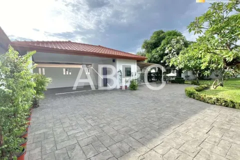 Casa de 3 dormitorios en Pattaya, Tailandia № 212075 - foto 10