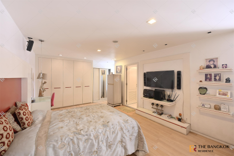 Condo in Bangkok, Thailand, 3 bedrooms № 184303 - photo 3