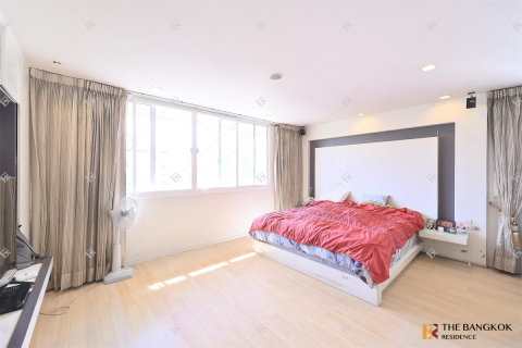 Condo in Bangkok, Thailand, 3 bedrooms № 184303 - photo 9
