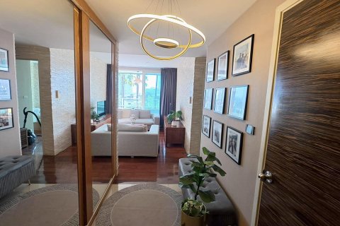 Condo in Bangkok, Thailand, 3 bedrooms  № 160166 - photo 2