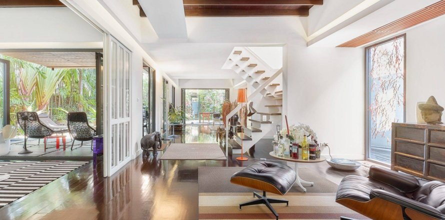 House in Bangkok, Thailand 5 bedrooms № 181039