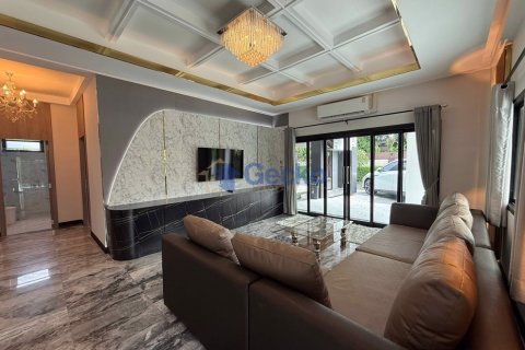 House in Pattaya, Thailand 4 bedrooms № 196859 - photo 11