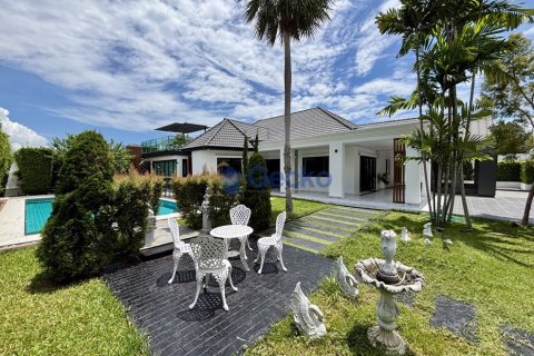 House in Pattaya, Thailand 4 bedrooms № 196859