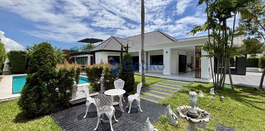 House in Pattaya, Thailand 4 bedrooms № 196859