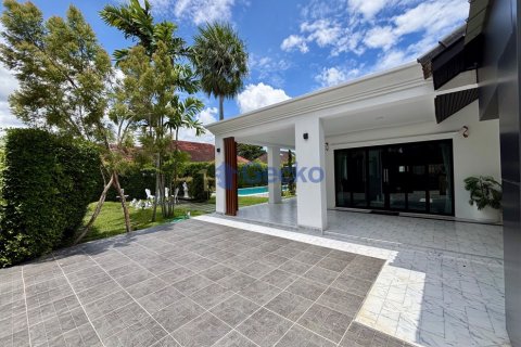 House in Pattaya, Thailand 4 bedrooms № 196859 - photo 4