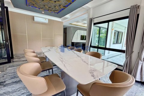 House in Pattaya, Thailand 4 bedrooms № 196859 - photo 26