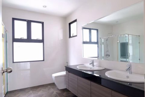 Вилла в Бангкоке, Таиланд с 7 спальнями  № 133778 - фото 8