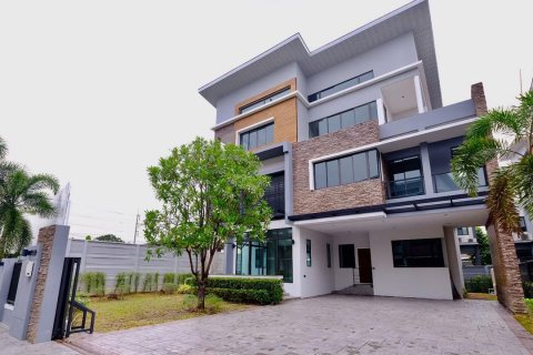 Вилла в Бангкоке, Таиланд с 7 спальнями  № 133778 - фото 1