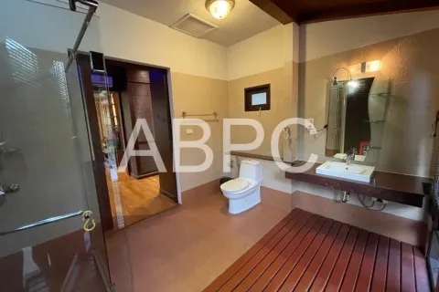 Casa de 4 dormitorios en Jomtien Beach, Pattaya, Tailandia № 211792 - foto 9