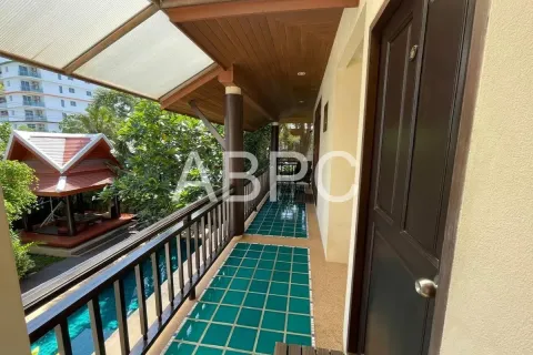 Casa de 4 dormitorios en Jomtien Beach, Pattaya, Tailandia № 211792 - foto 5