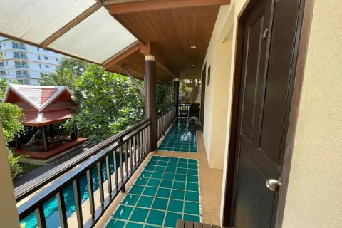 Casa de 4 dormitorios en Jomtien Beach, Pattaya, Tailandia № 211793 - foto 18