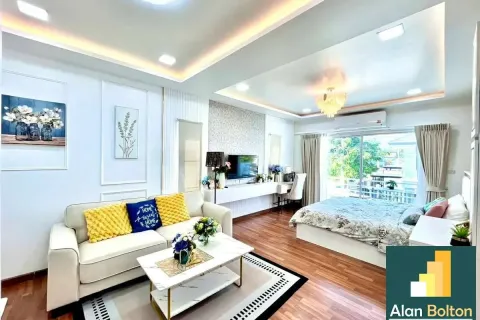 Casa de 3 dormitorios en Jomtien Beach, Pattaya, Tailandia № 210835 - foto 11
